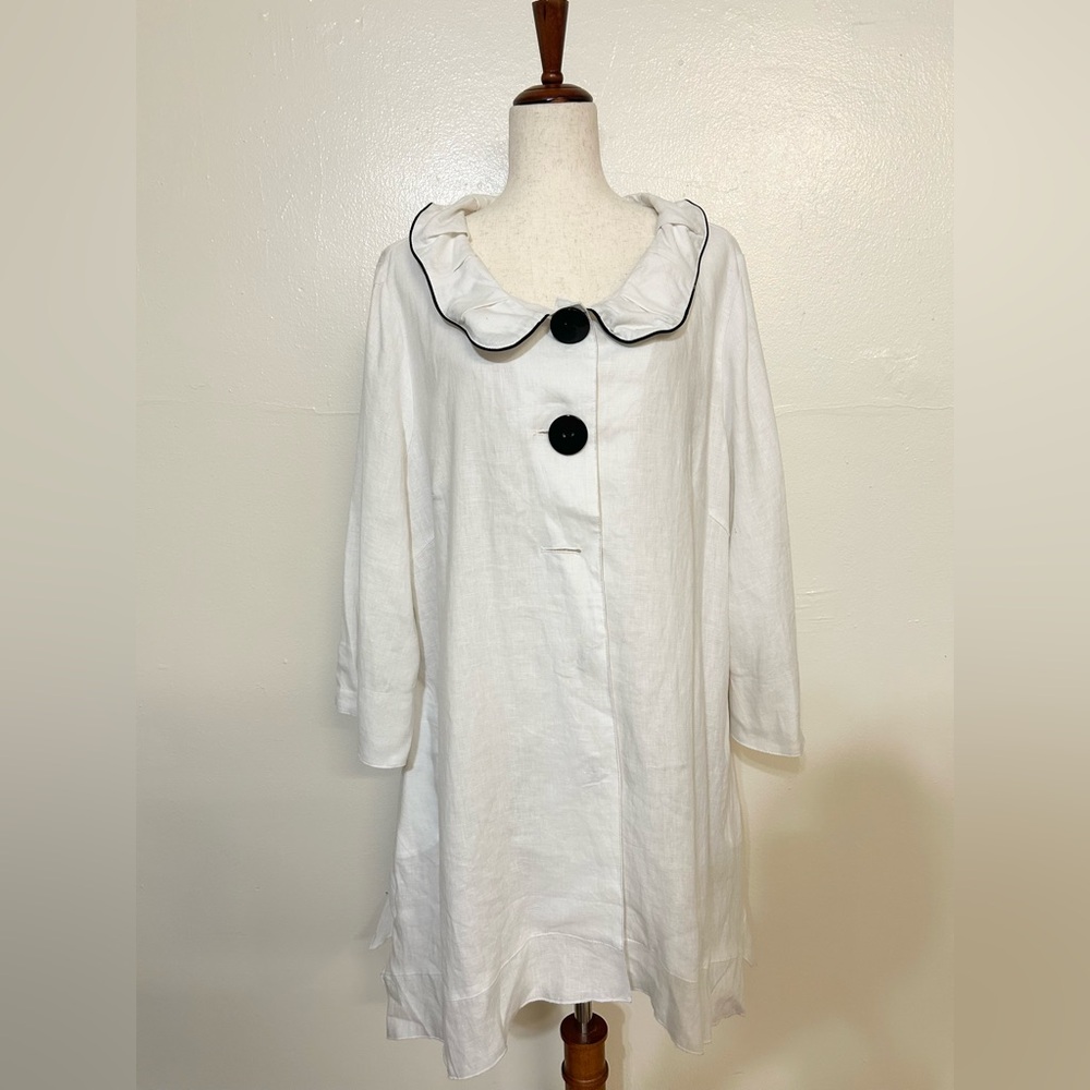 SONG & SUNG White Ruffle Collar Light Jacket w/Black Contrast Piping & Buttons